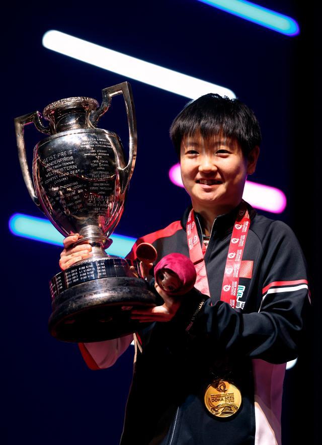 1748177167693093454.jpg (体育)(14)乒乓球——世乒赛:孙颖莎夺得女单冠军XxjpseC007621_20250525_PEPFN0A001.jpg